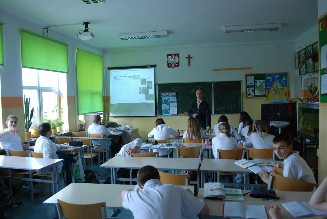 15 PRACOWNI PRZEDMIOTOWYCH wyposażone w nowe meble, w pomoce dydaktyczne,