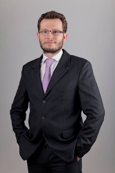 Absolwent UTP w Bydgoszczy. Od wielu lat praktykuje oraz zgłębia teoretyczne meandry zarządzania projektami.
