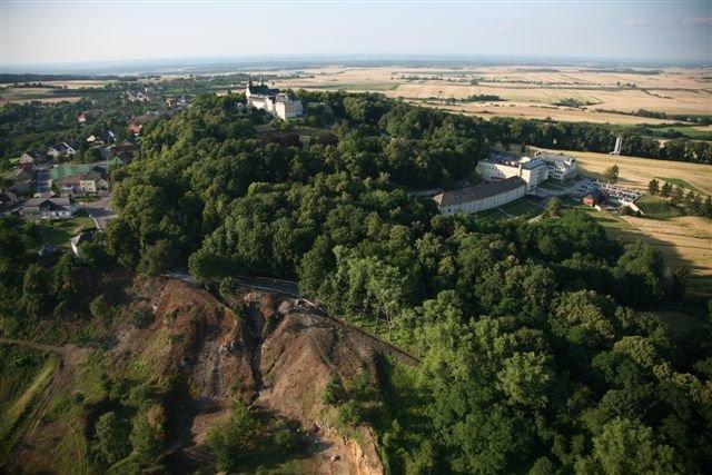 która jednakże może mieć zwiększać szanse w pozyskiwaniu środków wojewódzkich, krajowych oraz funduszy unijnych. Pomnik Historii zwiększa również atrakcyjność i potencjał turystyczny regionu.