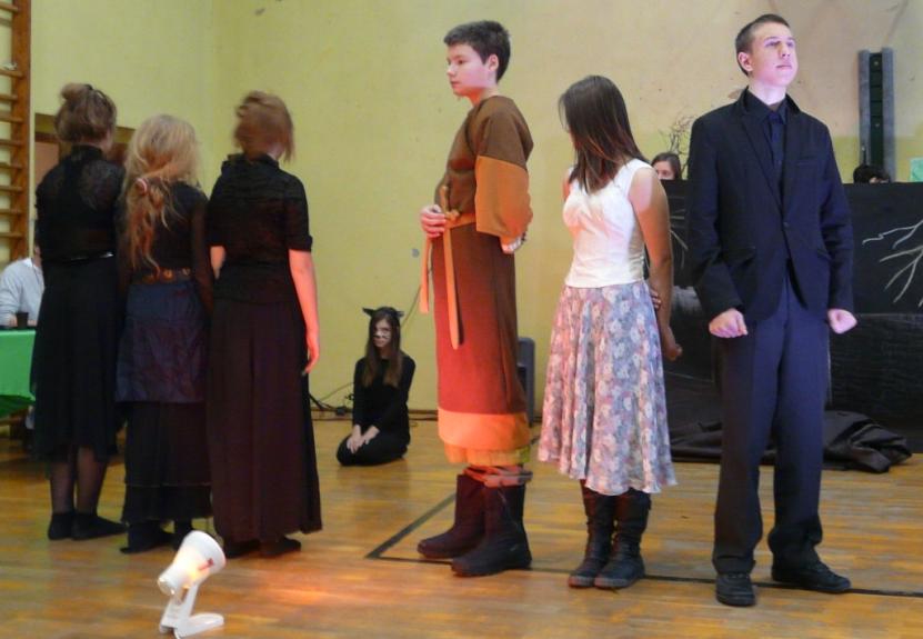 English Drama Society Jesteśmy grupą miłośników sceny działającą od ponad 10 lat. Pogromcy nudy, kuźnia talentów, ludzie z pasją to tylko kilka określeń, które padają pod naszym adresem.