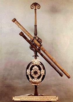 Pierwsze teleskopy TELESKOP GALILEUSZA Nie wiadomo do końca komu przypisać wynalezienie teleskopu. Osobą która, przyczyniła się do jego rozpowszechnienia jest Galileusz, słynny fizyk i astronom.