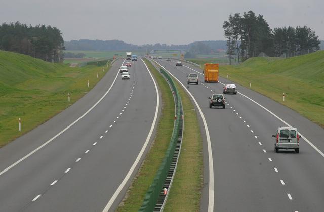 Podział dróg ze względu na ich przeznaczenie: Autostrady to drogi tylko dla pojazdów samochodowych, zaprojektowane i zbudowane w celu
