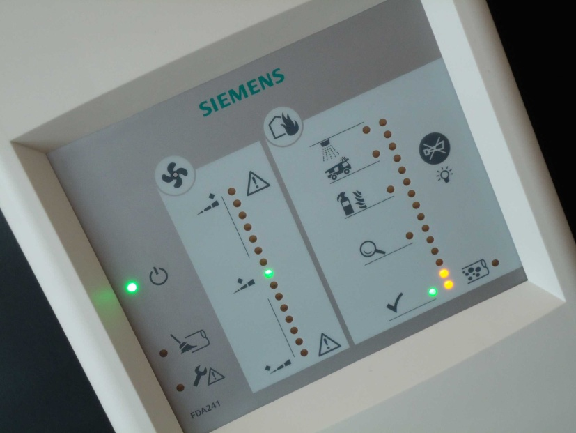 FDA241, FDA221 Sinteso TM Cerberus PRO ASD Zasysająca czujka dymu Własna, opatentowana technologia Montaż na magistrali komunikacyjnej FDnet/C-NET (wymagany moduł FDCC221S) Zaawansowana detekcja