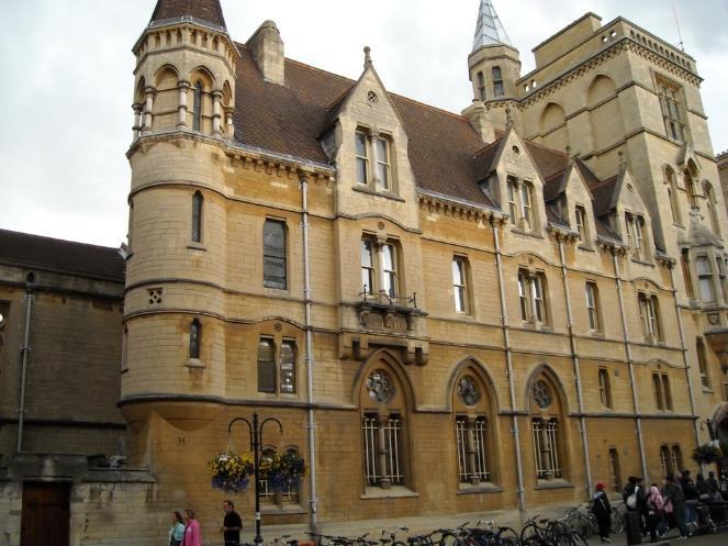 Eklektyczne budynki Oxfordu reprezentują różne style architektoniczne, które