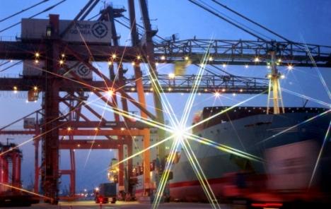 SPEDYCJA MORSKA Zajmujemy wiodącą pozycję w obsłudze ładunków kontenerowych przez porty polskie i europejskie; Dysponujemy profesjonalną kadrą pracowników; Jako jedyna polska Spółka świadczymy usługi