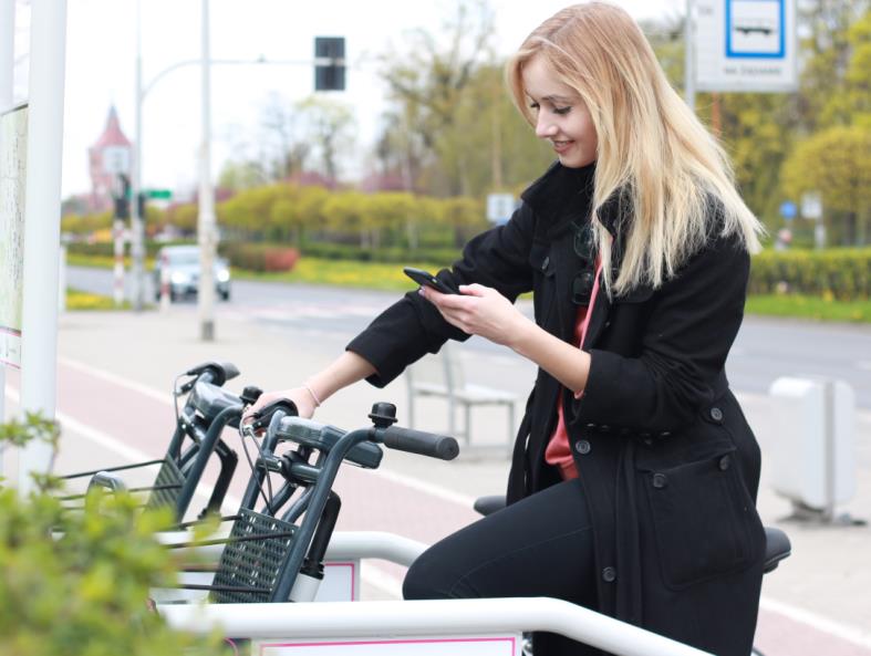 Dodatkową, bardzo istotną korzyścią są bieżące raporty o przejechanych przez użytkowników systemu trasach. Jest to możliwe dzięki odbiornikom GPS zainstalowanym na każdym rowerze.