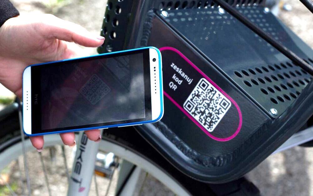 Sposoby wypożyczenia roweru Otwarcie zamka poprzez przyłożenie telefonu z technologią NFC do czytnika.