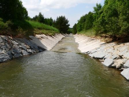 Większą skuteczność przy dużym spadku terenu