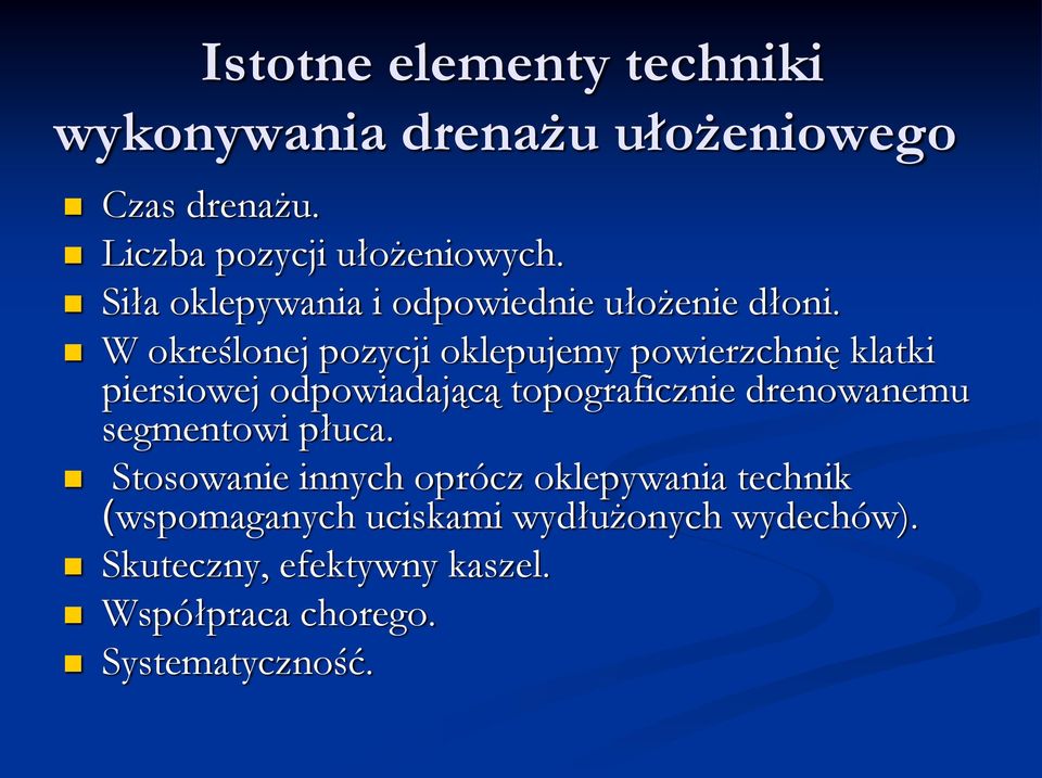 W określonej pozycji oklepujemy powierzchnię klatki piersiowej odpowiadającą topograficznie drenowanemu