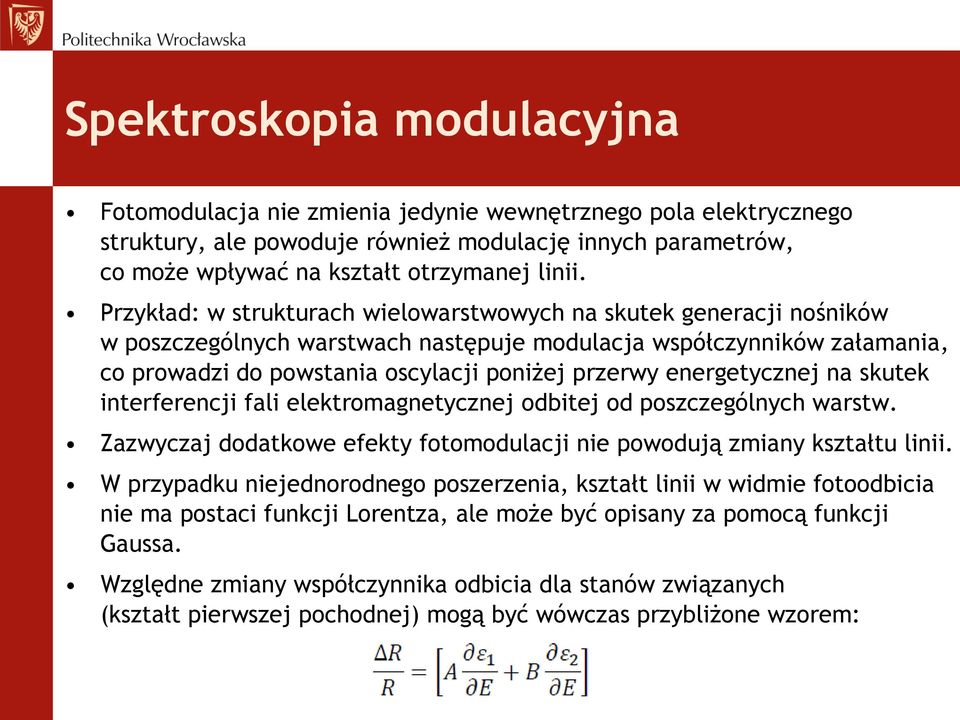 energetycznej na skutek interferencji fali elektromagnetycznej odbitej od poszczególnych warstw. Zazwyczaj dodatkowe efekty fotomodulacji nie powodują zmiany kształtu linii.