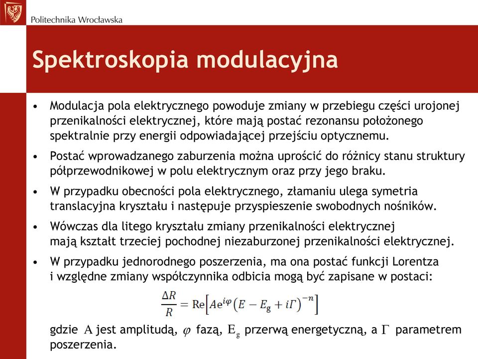 W przypadku obecności pola elektrycznego, złamaniu ulega symetria translacyjna kryształu i następuje przyspieszenie swobodnych nośników.