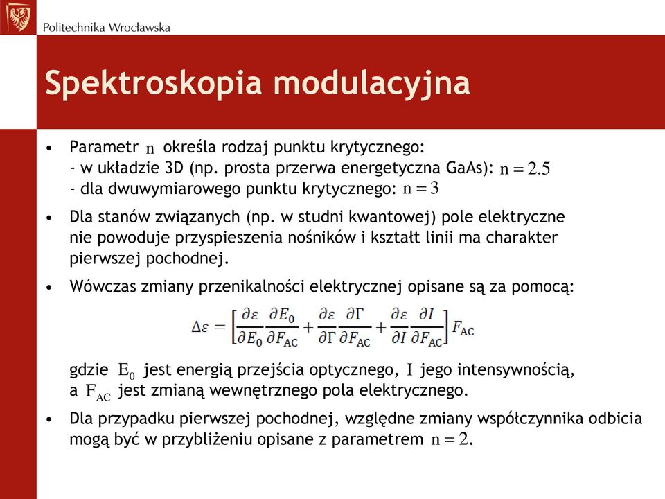 Wówczas zmiany przenikalności elektrycznej opisane są za pomocą: gdzie 0 jest energią przejścia optycznego, jego intensywnością, a jest zmianą