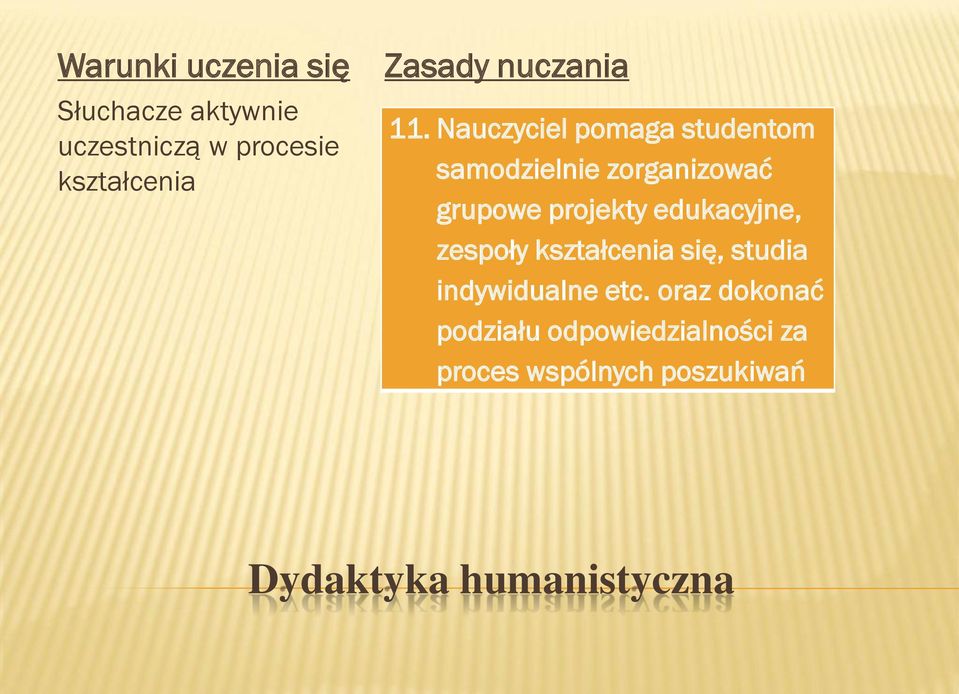 Nauczyciel pomaga studentom samodzielnie zorganizować grupowe projekty