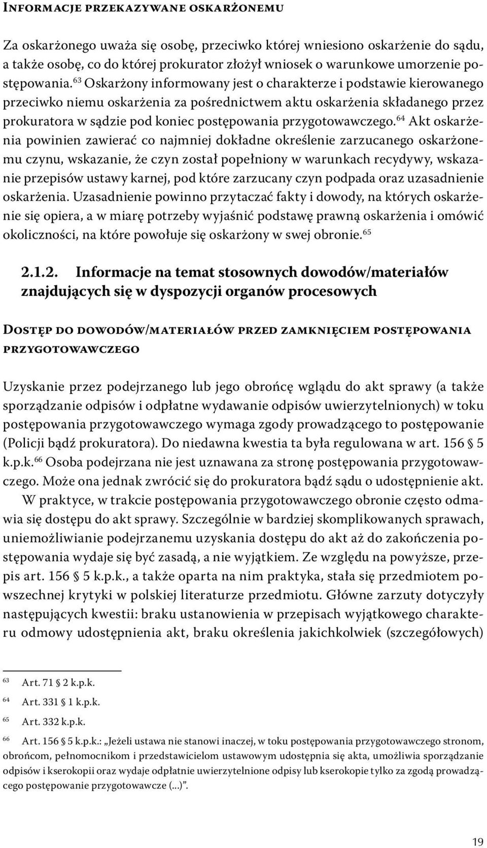 63 Oskarżony informowany jest o charakterze i podstawie kierowanego przeciwko niemu oskarżenia za pośrednictwem aktu oskarżenia składanego przez prokuratora w sądzie pod koniec postępowania