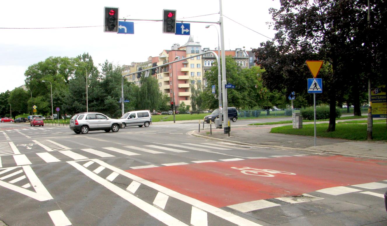 PAWLAK Agnieszka 1 GAD Stanisław 2 Kontrowersyjne sposoby obsługi ruchu rowerowego na skrzyżowaniach z sygnalizacją świetlną WSTĘP Przez ostatnie dekady zaobserwowano ciągły wzrost liczby samochodów