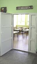 w Pu bicz nym Przed szko u nr 3 prze bu do wa no in sta a cję eek trycz ną i prze ciw po ża ro wą, wy mie nio no drzwi do sa za jęć oraz po ło żo no no wą po sadz - kę z tar ket tu w ko ry ta rzu wej