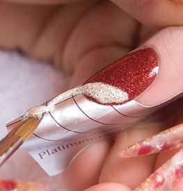 Żele kolorowe balance krok po kroku 1 Przygotuj płytkę paznokcia, dopasuj do wolnej krawędzi formę NSI Platinum lub przezroczystą NSI Balance UV Gel Clear Form.