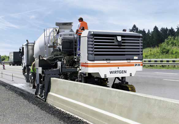 Pozwala to znacznie poprawić stopień wykorzystania złóż. Surface Miner Szerokość frezowania Głębokość frezowania Moc silnika Ciężar roboczy, CE* 2200 SM 2.200 mm 0 300 mm 708 kw/963 KM 52.560 53.