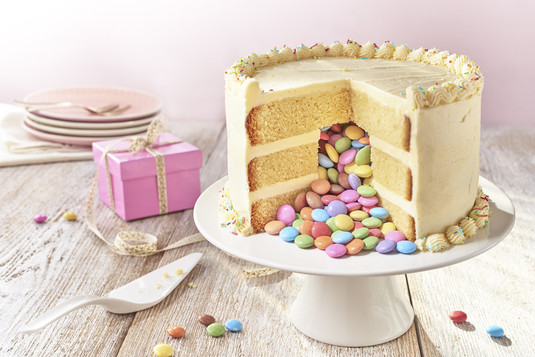 Tort piniata 15 minut Łatwe 30 minut 180 C 3 tortownice 20 cm drobny cukier - 375 Kostka do pieczenia Kasia - 375 ekstrakt waniliowy lub pasta z ziaren wanilii - 2 łyżeczki duże jajka - 6 sztuk mąka