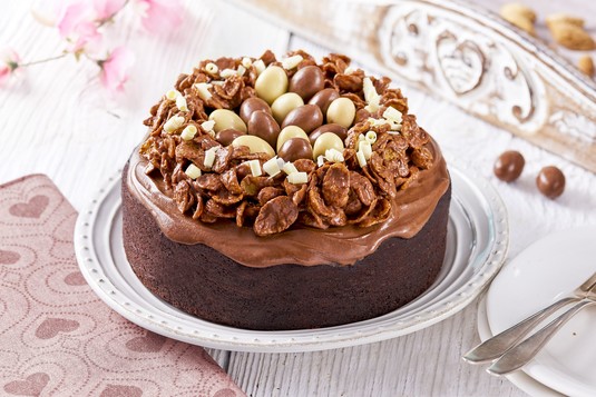 Wielkanocne ciasto czekoladowe 60 minut Łatwe 45 minut 160 C Tortownica o średnicy 24cm 1. Natłuść formę i oprósz mąką.