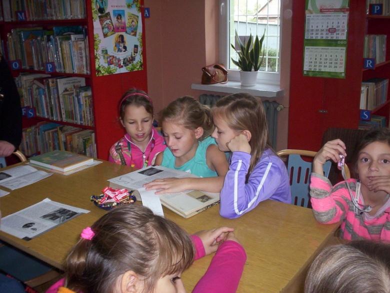 Pani bibliotekarka mówiła o regulaminie biblioteki. Dała nam pytania, na które odpowiadaliśmy. Na koniec mogliśmy wypożyczyć książki. Pani bibliotekarka poczęstowała nas cukierkami.