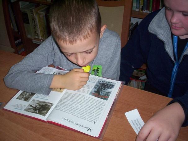 Nigdy więcej wojny! Byliśmy w bibliotece szkolnej. Rozmawialiśmy o II wojnie światowej. Pani dała nam książki związane z wojną i karteczki z pytaniami. Nasze pytania dotyczyły przygód Asiuni.