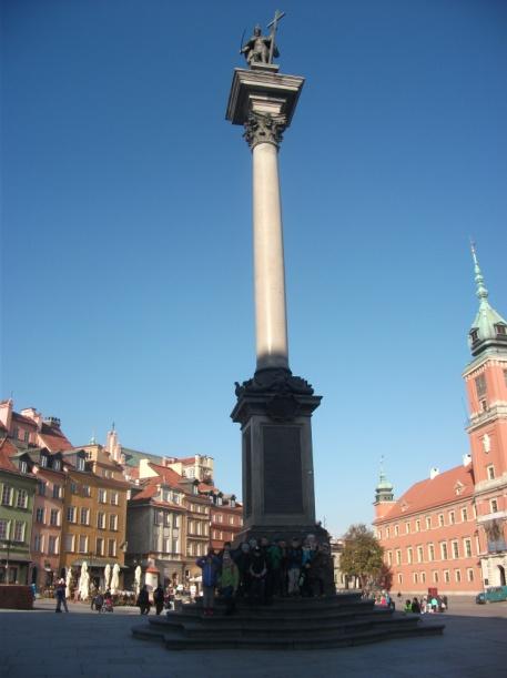 W Warszawie odwiedziliśmy Zamek Królewski. Staliśmy na olbrzymim dziedzińcu. Oglądaliśmy sypialnię, w której mieszkał król. Król miał zielone łóżko. Była tam też szafka nocna, w której stal nocnik.