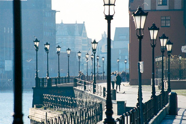 SŁUPY OŚWIETLENIOWE I MAŁA ARCHITEKTURA OŚWIETLENIE KOMUNALNE I OGRODOWE - NOWOCZESNOŚĆ I KLASYKA Trudno wyobrazić sobie współczesne miasto bez światła ulicznych latarni czy skwer, na którym nie ma