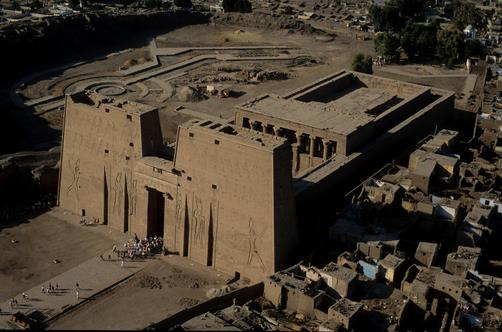 Zespół Szkół Plastycznych w Gdyni Świątynia Ramzesa II w Abu Simbel, XIII w p.n.e. Świątynia Hatszepsut w Deir el-bahari, XV w p.n.e. Świątynia Horusa w Edfu, 237 p.