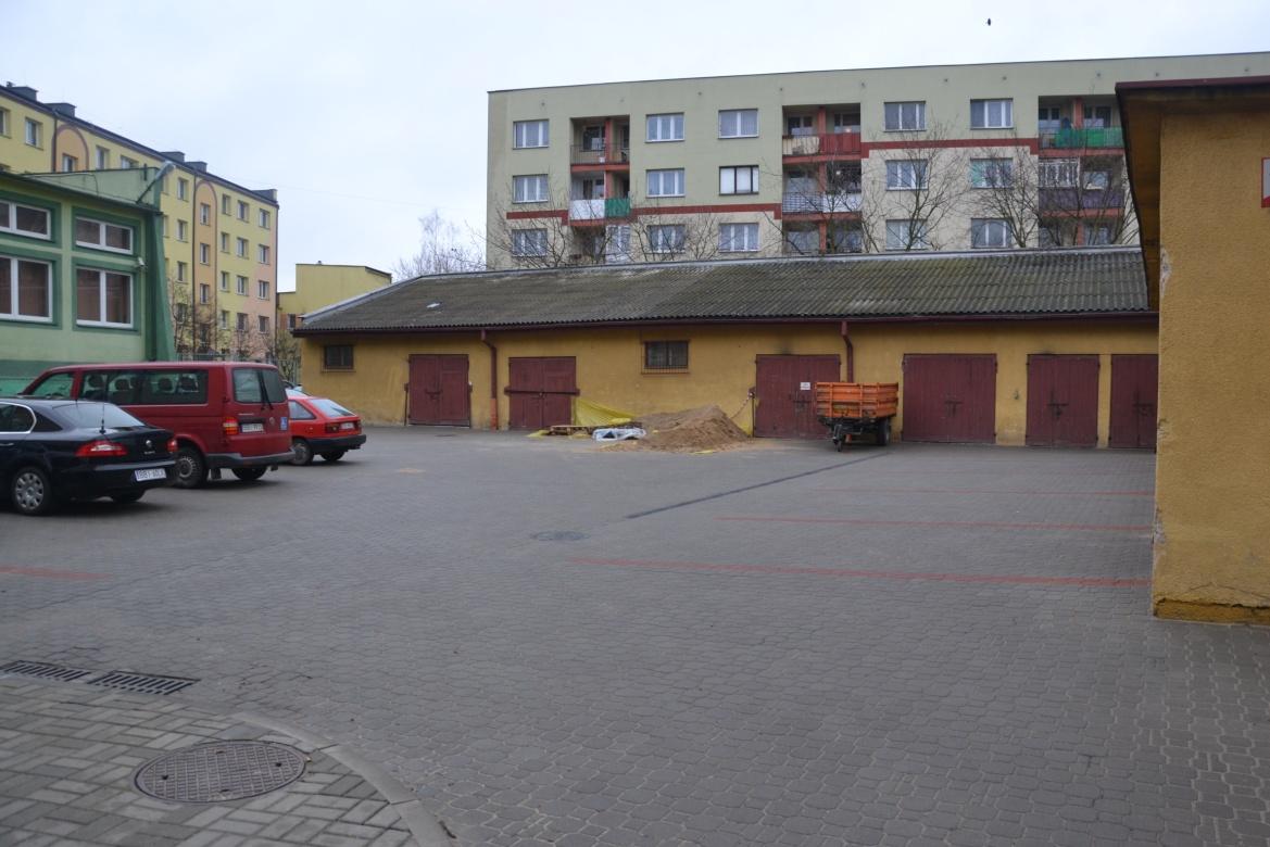 plac wewnętrzny Urzędu Miasta Utwardzenie nawierzchni placu parking wewnętrzny od strony ul. Kopernika wraz pokryciem zadaszenia nad śmietnikiem i utylizacja azbestu 143.340,98 zł 93.