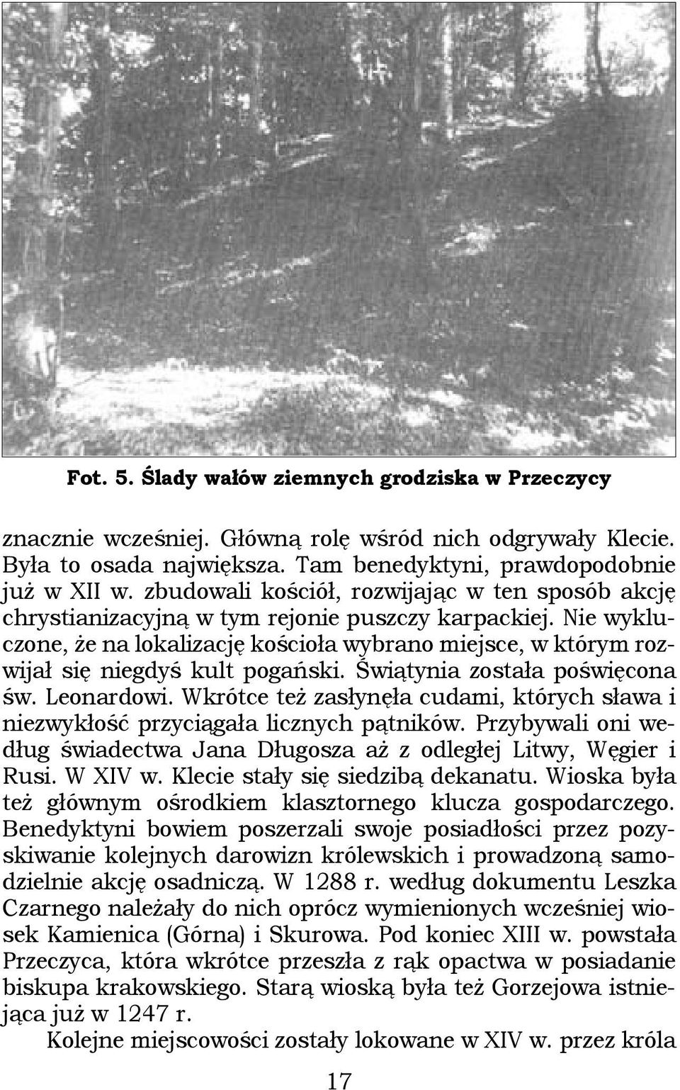 Nie wykluczone, że na lokalizację kościoła wybrano miejsce, w którym rozwijał się niegdyś kult pogański. Świątynia została poświęcona św. Leonardowi.