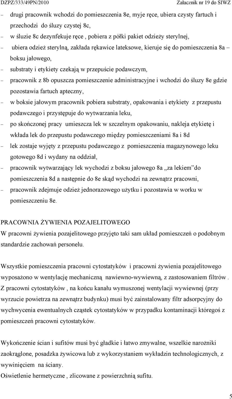 wchodzi do śluzy 8e gdzie pozostawia fartuch apteczny, w boksie jałowym pracownik pobiera substraty, opakowania i etykiety z przepustu podawczego i przystępuje do wytwarzania leku, po skończonej