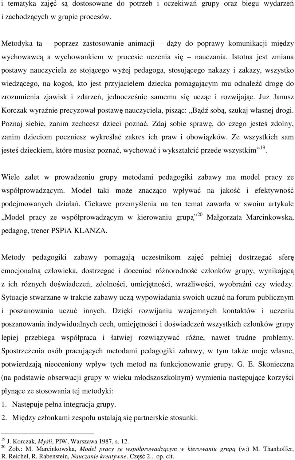 Istotna jest zmiana postawy nauczyciela ze stojącego wyŝej pedagoga, stosującego nakazy i zakazy, wszystko wiedzącego, na kogoś, kto jest przyjacielem dziecka pomagającym mu odnaleźć drogę do