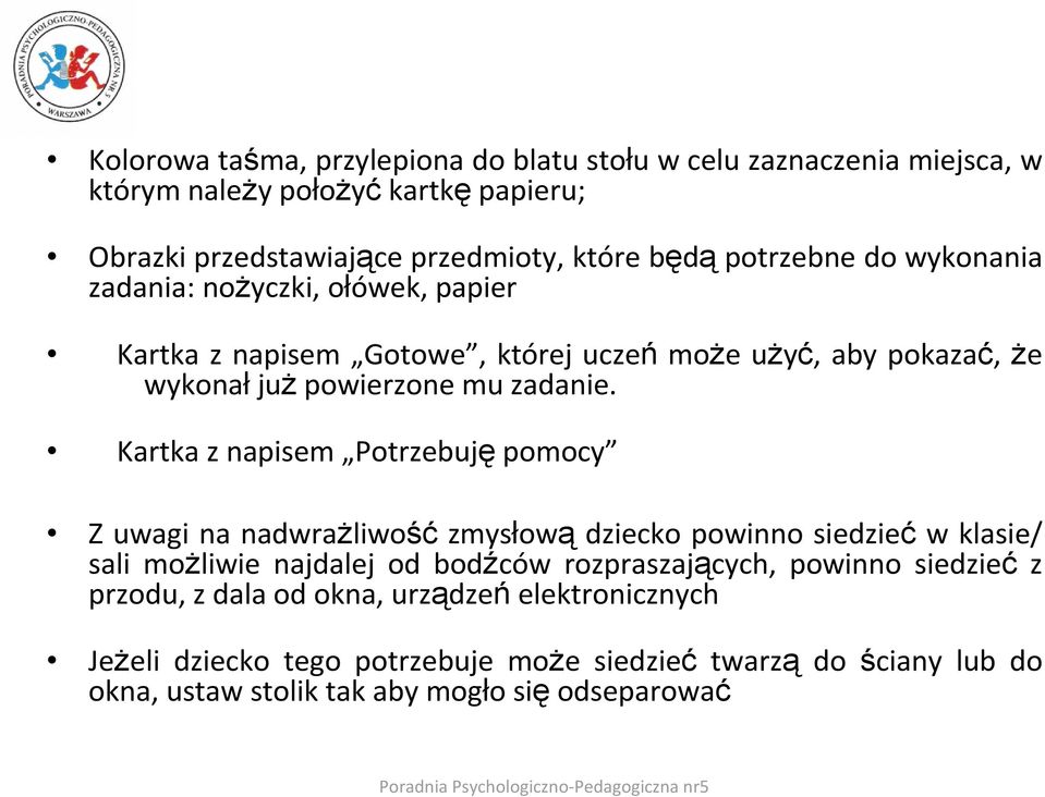 Kartka z napisem Potrzebuję pomocy Z uwagi na nadwrażliwość zmysłową dziecko powinno siedzieć w klasie/ sali możliwie najdalej od bodźców rozpraszających, powinno siedzieć z