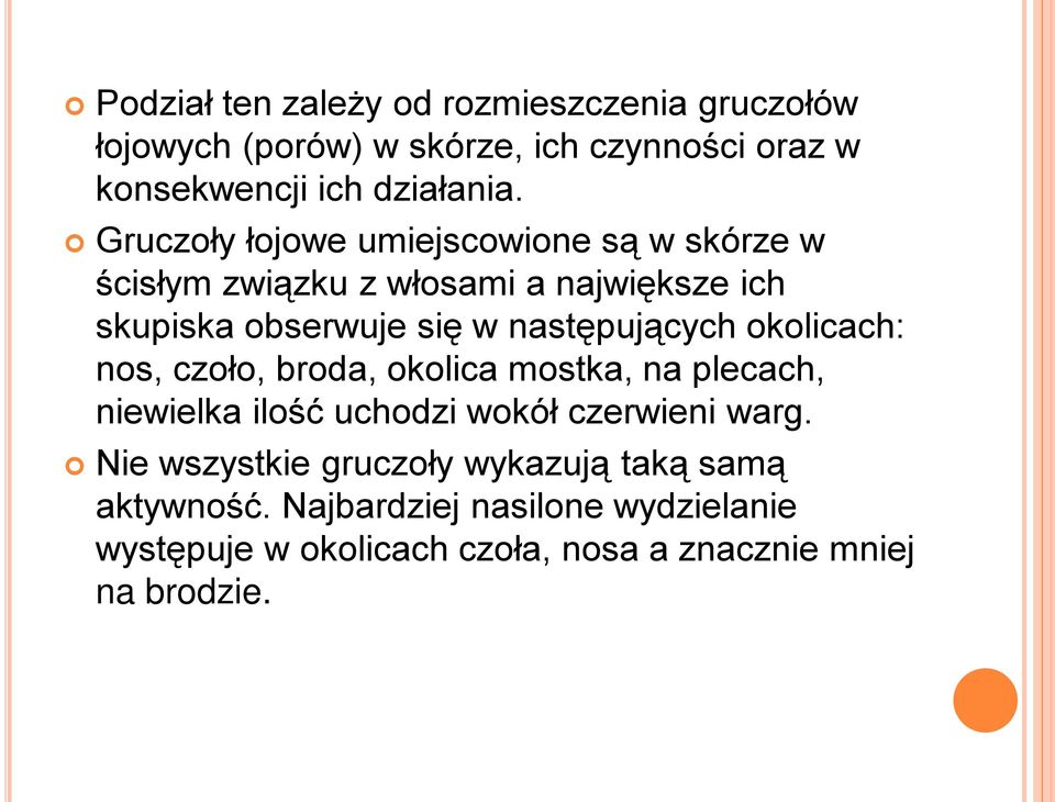 okolicach: nos, czoło, broda, okolica mostka, na plecach, niewielka ilość uchodzi wokół czerwieni warg.