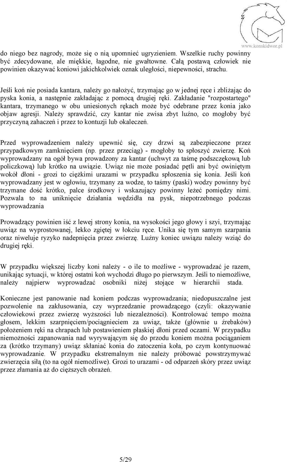 Jeśli koń nie posiada kantara, należy go nałożyć, trzymając go w jednej ręce i zbliżając do pyska konia, a następnie zakładając z pomocą drugiej ręki.
