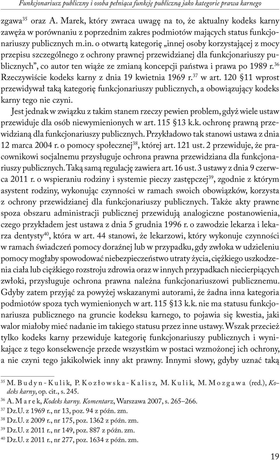 o otwartą kategorię innej osoby korzystającej z mocy przepisu szczególnego z ochrony prawnej przewidzianej dla funkcjonariuszy publicznych, co autor ten wiąże ze zmianą koncepcji państwa i prawa po