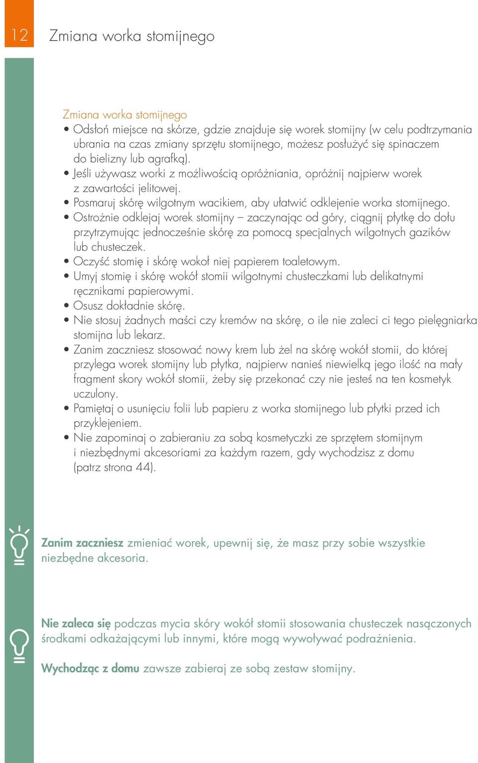 Posmaruj skórę wilgotnym wacikiem, aby ułatwić odklejenie worka stomijnego.