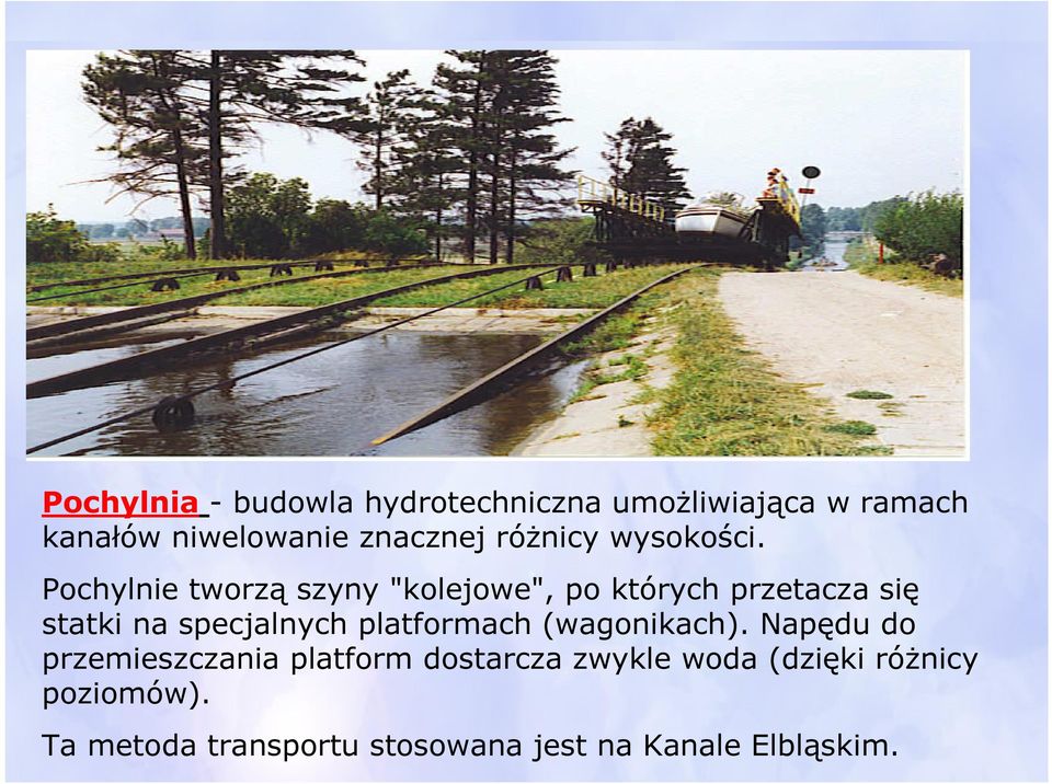 Pochylnie tworzą szyny "kolejowe", po których przetacza się statki na specjalnych