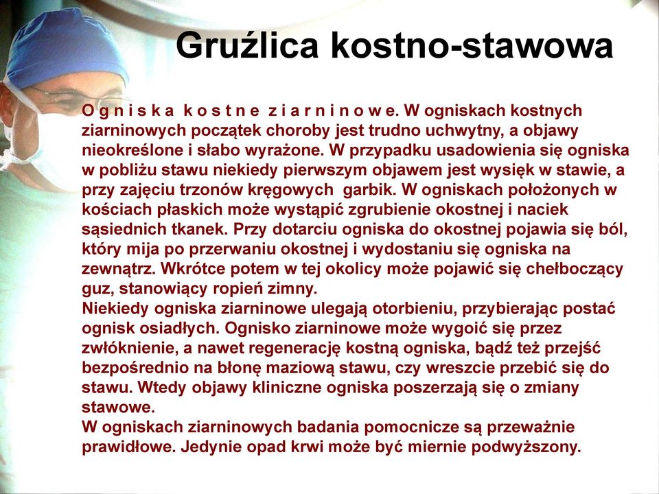 W ogniskach położonych w kościach płaskich może wystąpić zgrubienie okostnej i naciek sąsiednich tkanek.