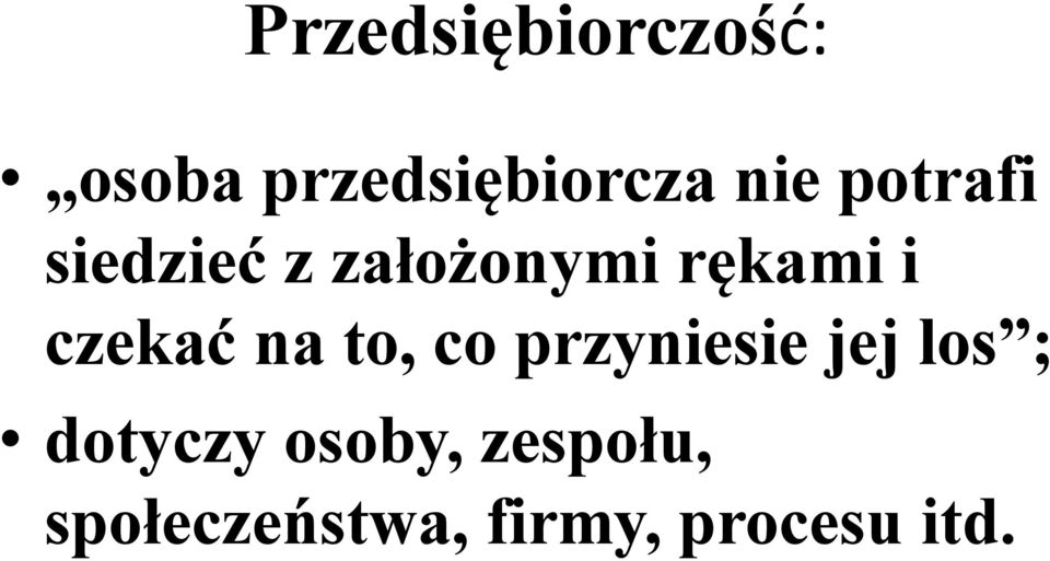 czekać na to, co przyniesie jej los ;