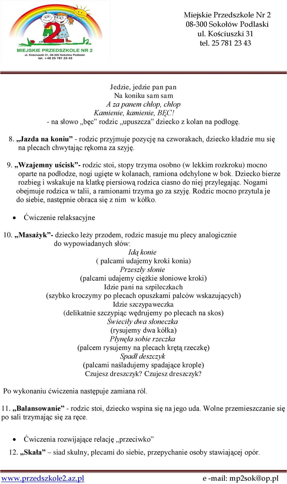 Wzajemny uścisk - rodzic stoi, stopy trzyma osobno (w lekkim rozkroku) mocno oparte na podłodze, nogi ugięte w kolanach, ramiona odchylone w bok.