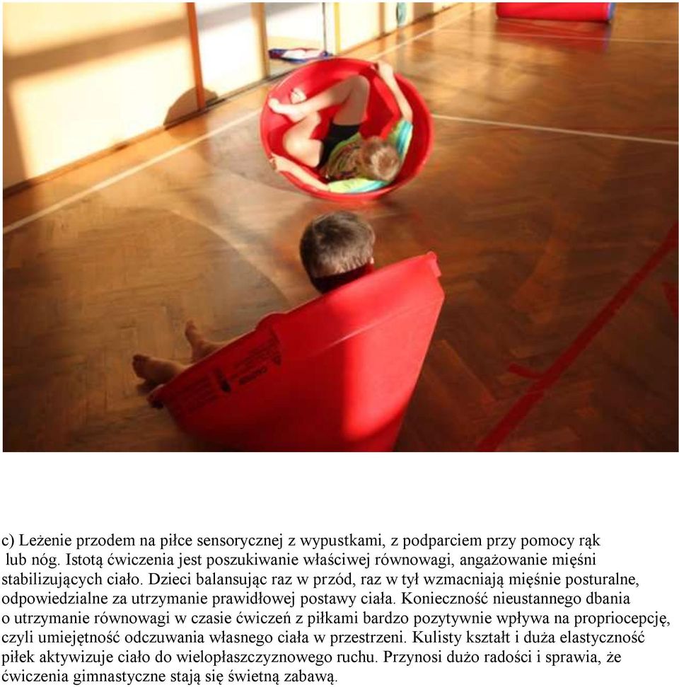Dzieci balansując raz w przód, raz w tył wzmacniają mięśnie posturalne, odpowiedzialne za utrzymanie prawidłowej postawy ciała.