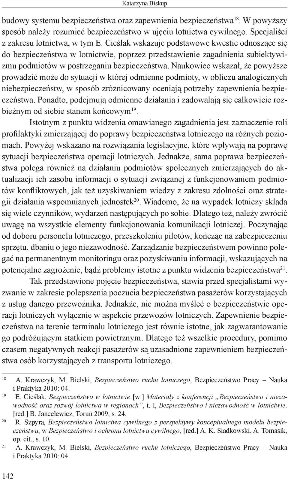 Cieślak wskazuje podstawowe kwestie odnoszące się do bezpieczeństwa w lotnictwie, poprzez przedstawienie zagadnienia subiektywizmu podmiotów w postrzeganiu bezpieczeństwa.