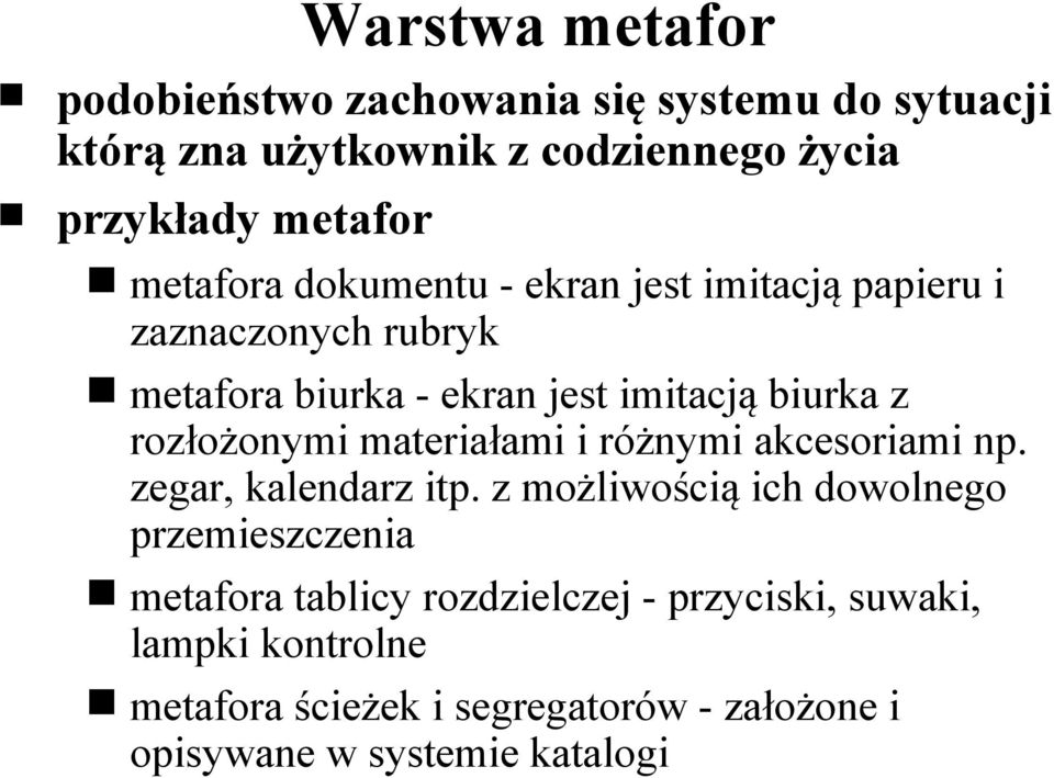 rozłożonymi materiałami i różnymi akcesoriami np. zegar, kalendarz itp.