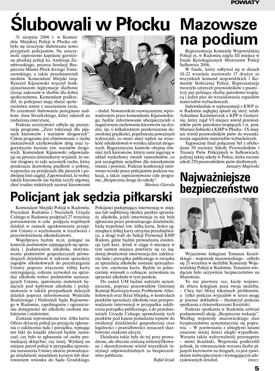 Komendant Miejski insp. Ryszard Kijanowski wręczył funkcjonariuszom legitymacje służbowe życząc sukcesów w służbie dla dobra społeczeństwa.