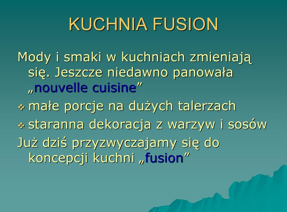porcje na dużych talerzach staranna dekoracja z
