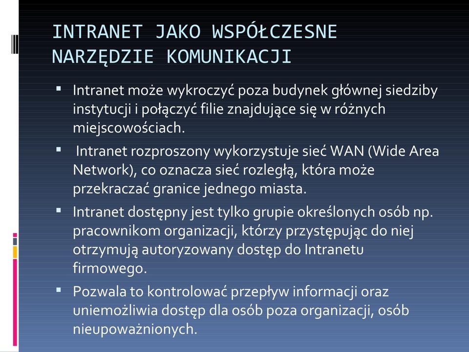 Intranet rozproszony wykorzystuje sieć WAN (Wide Area Network), co oznacza sieć rozległą, która może przekraczać granice jednego miasta.