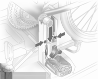 74 Schowki Mocowanie roweru do tylnego systemu transportowego Umieścić rower na uchwycie. Korbę pedału należy umieścić w otworze uchwytu w sposób pokazany na rysunku.