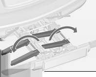 Schowki 81 Rozkładanie tylnych świateł Zablokowanie tylnego systemu transportowego Rozkładanie uchwytów na koła Rozłożyć oba tylne światła.
